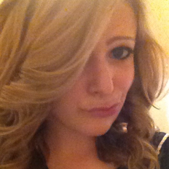 Profile Picture of Nicole Netto (@nikkinetto1234) on Poshmark