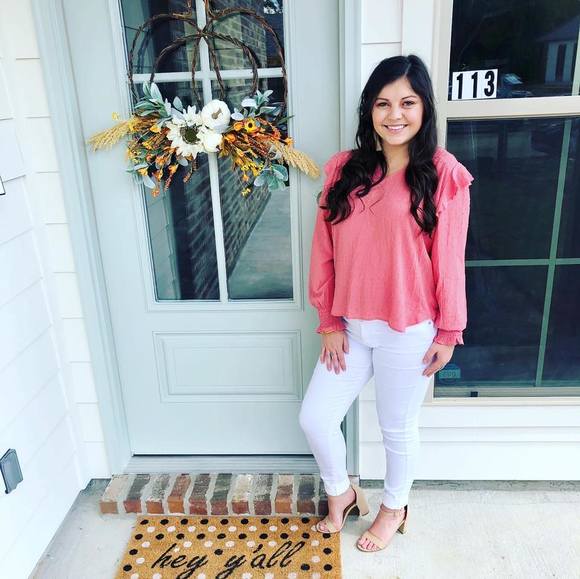 Profile Picture of Taylor Barras (@barrastaylor) on Poshmark