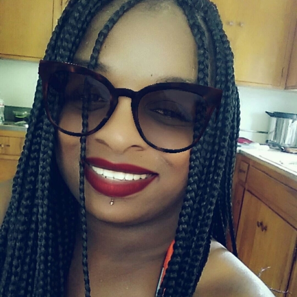 Profile Picture of Sylvia Simmons (@tothick) on Poshmark
