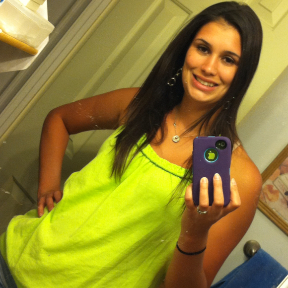 Profile Picture of Nicole Turner (@mnt12790) on Poshmark