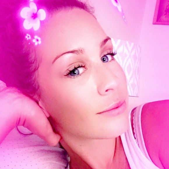 Profile Picture of Mary Hartgers (@maryhartgers) on Poshmark