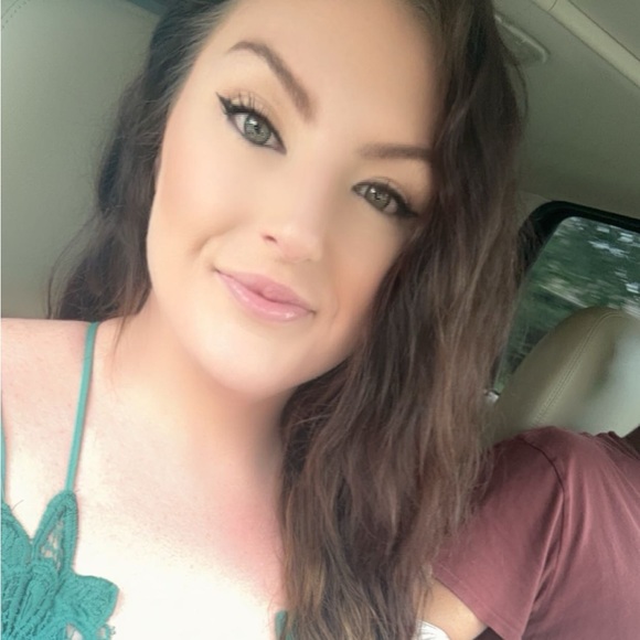 Profile Picture of Brittany Beason (@brittanyb122893) on Poshmark