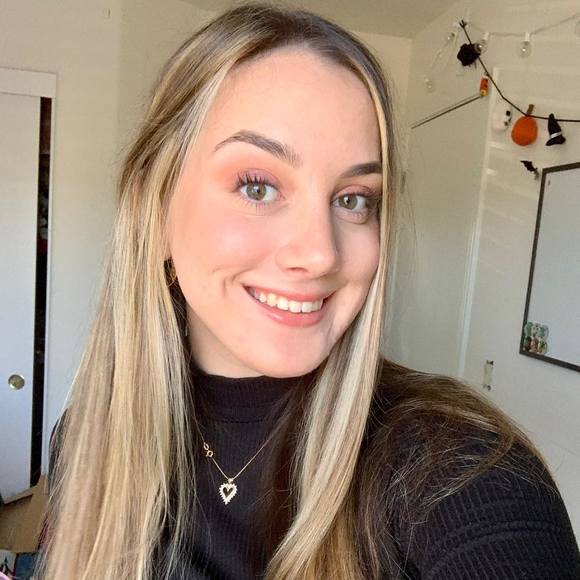 Profile Picture of Elizabeth Preite (@lizzypreite) on Poshmark