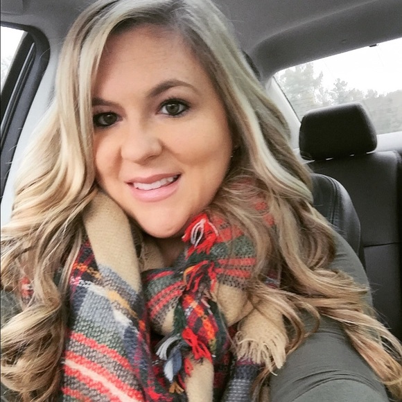 Profile Picture of Claire Thurmond (@claire059) on Poshmark