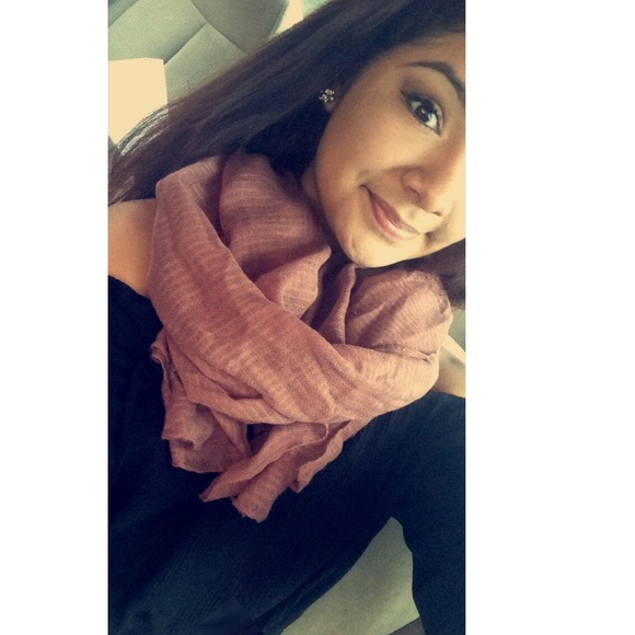 Profile Picture of Lucero Flores (@_luflowers) on Poshmark