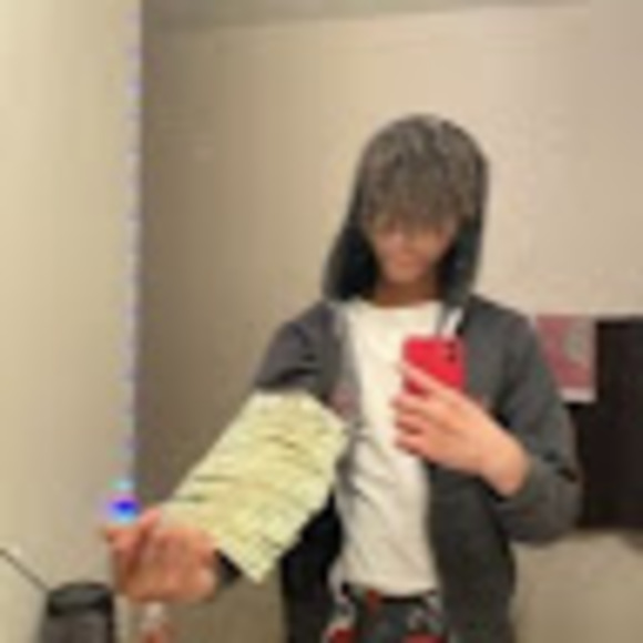 Profile Picture of Cayden Bacote (@axlzyuh) on Poshmark