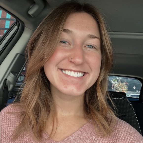 Profile Picture of Ashley Holloway (@ashleyhollo) on Poshmark