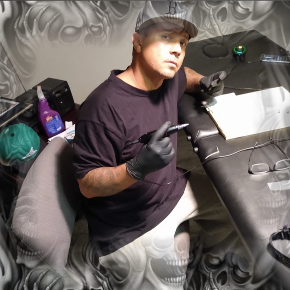 Profile Picture of Frankie Gladstone (@fgladstone) on Poshmark