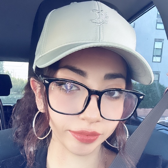 Elizabeth Reyes espinoza - Poshmark Profile Picture of Elizabeth Reyes espinoza (@ellie_reyes_e) on Poshmark