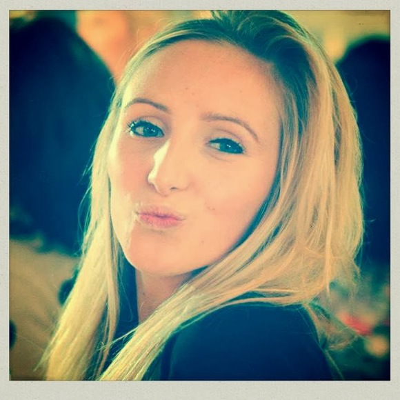 Profile Picture of Meg Davies (@meg_davies) on Poshmark