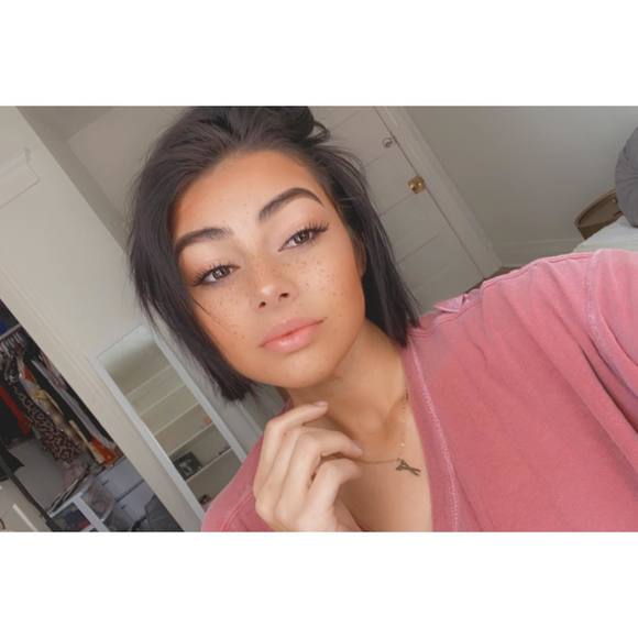 Profile Picture of Riley Vanfossen (@riley_elizabeth) on Poshmark