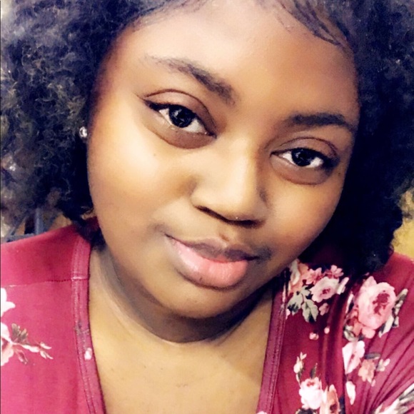 Profile Picture of Tykia Appleberry (@tykiaappleberry) on Poshmark