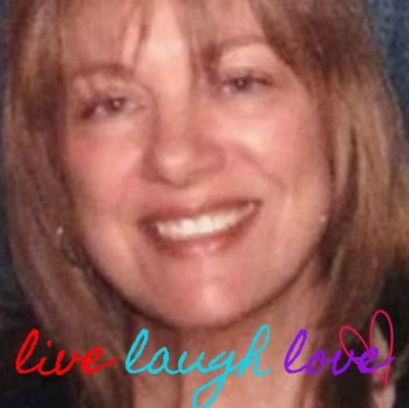 Profile Picture of Cindy Devries (@cindyjndevries) on Poshmark