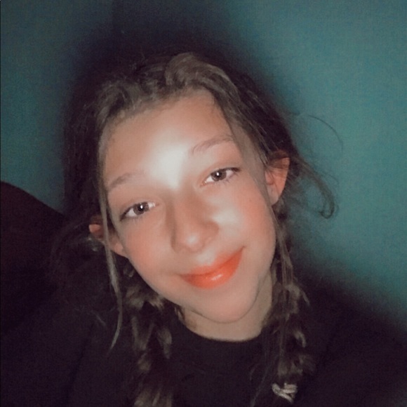 Profile Picture of Tori Elizabeth (@tori45271) on Poshmark