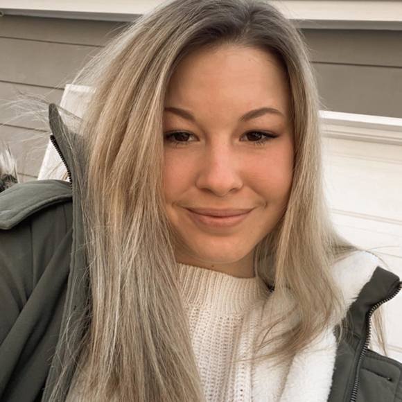 Profile Picture of Lilly Bandow (@lillybandow) on Poshmark