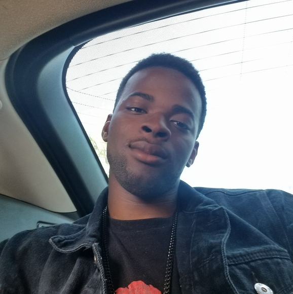 Profile Picture of Gustavan Rogers (@gustavanrogers) on Poshmark