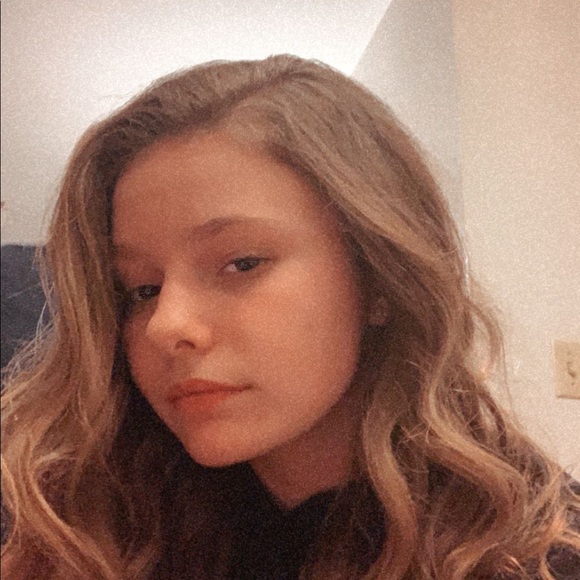 Profile Picture of Skylar Williams (@skylar_29922) on Poshmark