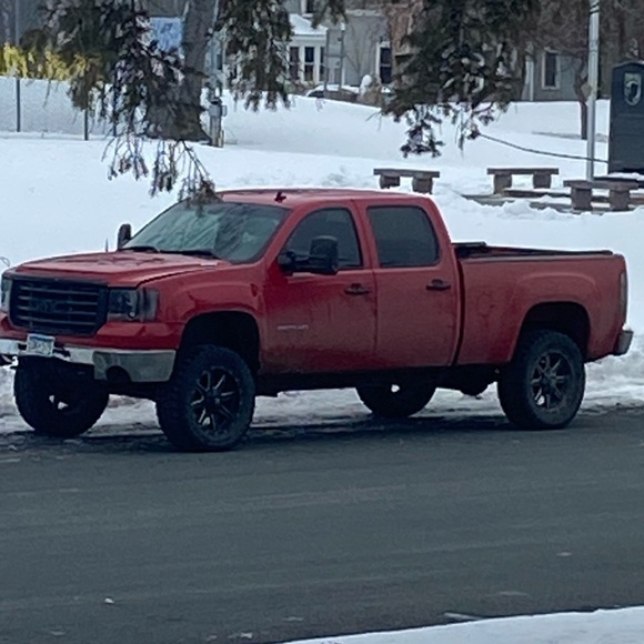 Profile Picture of Dylan Hillmyer (@dyljhill234) on Poshmark