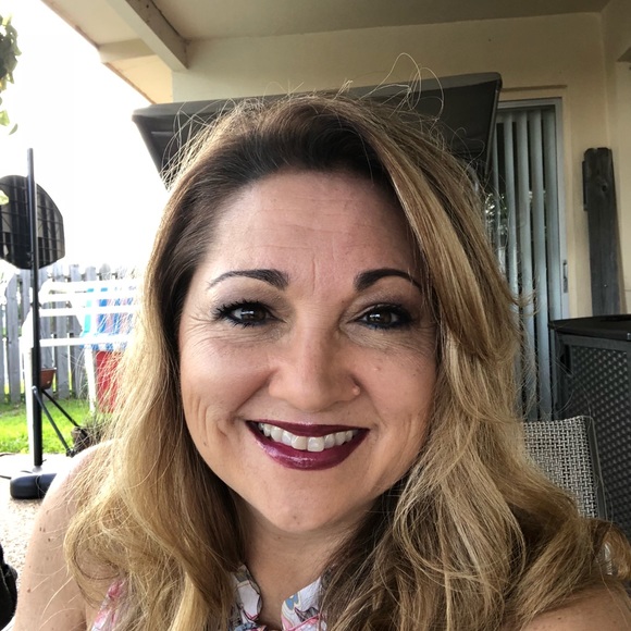 Profile Picture of Danielle Senay (@dsenay) on Poshmark