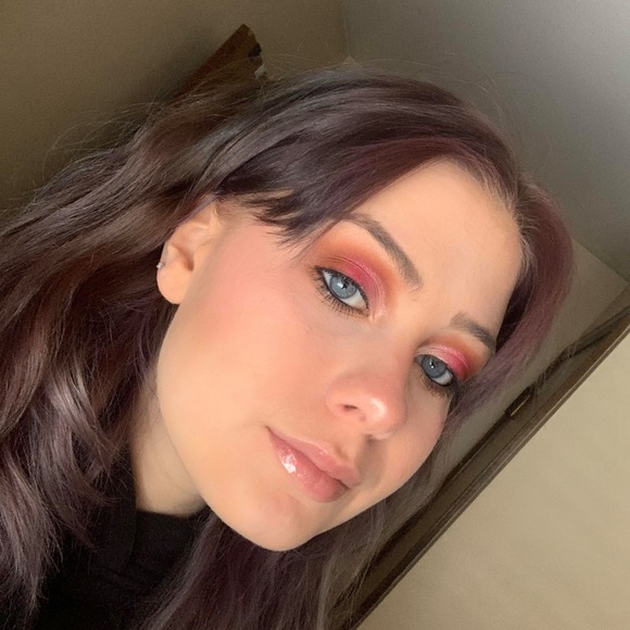Profile Picture of Shawna Ladd (@shawnaxxoxx) on Poshmark