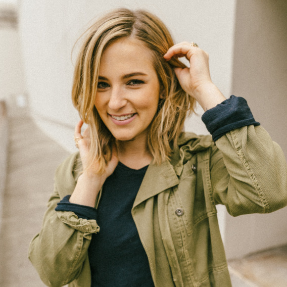 Profile Picture of Sydney Axelrod (@sydneyax) on Poshmark
