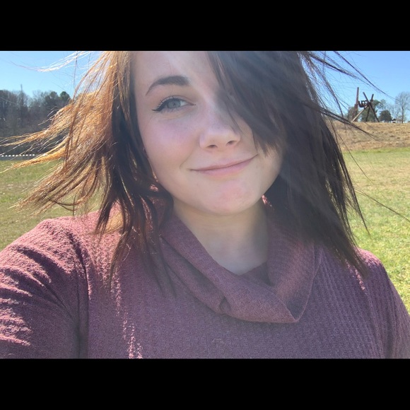 Profile Picture of Elizabeth Tramell (@libero923) on Poshmark