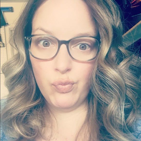 Profile Picture of Amanda Winzeler (@awinzeler80) on Poshmark