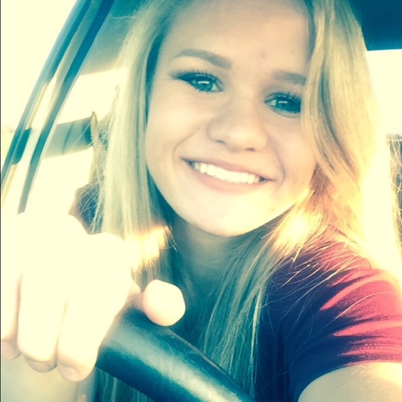 Profile Picture of Jesse Vestering (@hahahffdvh) on Poshmark