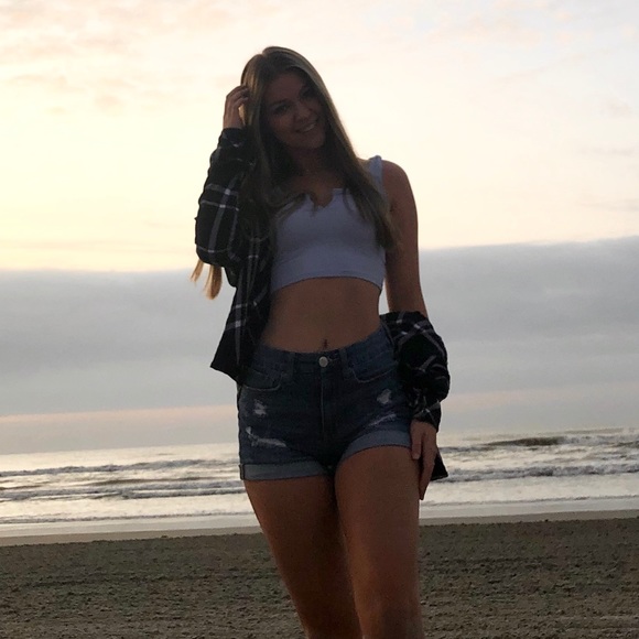 Profile Picture of Allison Rose (@allisonsp) on Poshmark