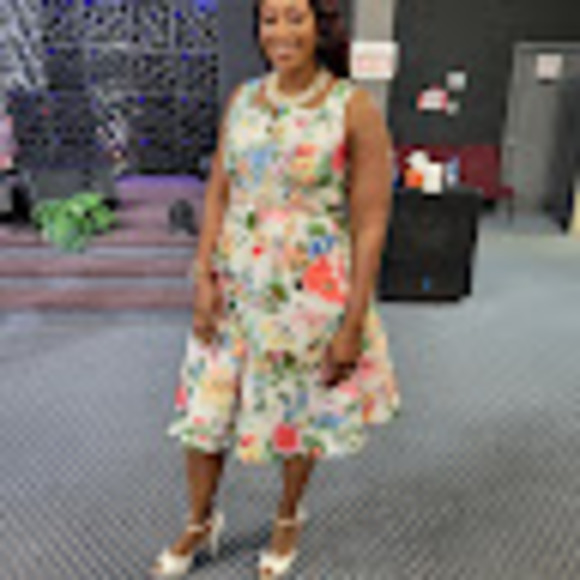 Profile Picture of Sonia Allen (@soniaallen055) on Poshmark