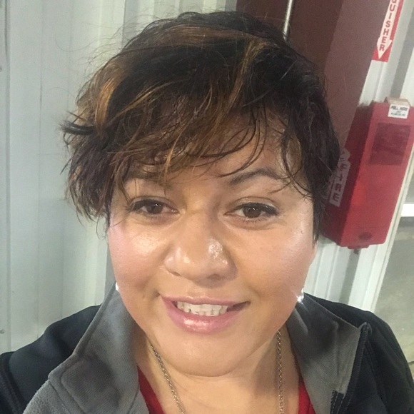 Profile Picture of Myrna Morales (@b3be34) on Poshmark