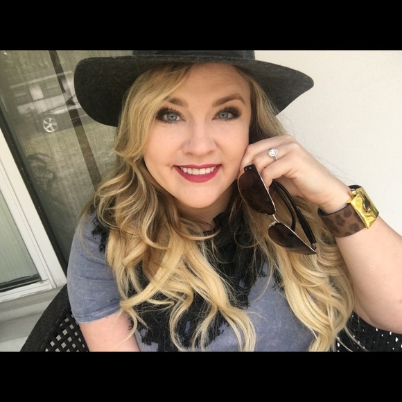 Profile Picture of Jenna Andrews (@jchesser26) on Poshmark