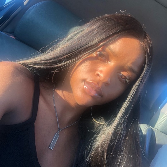 Profile Picture of Renee Saunders (@reneesau) on Poshmark