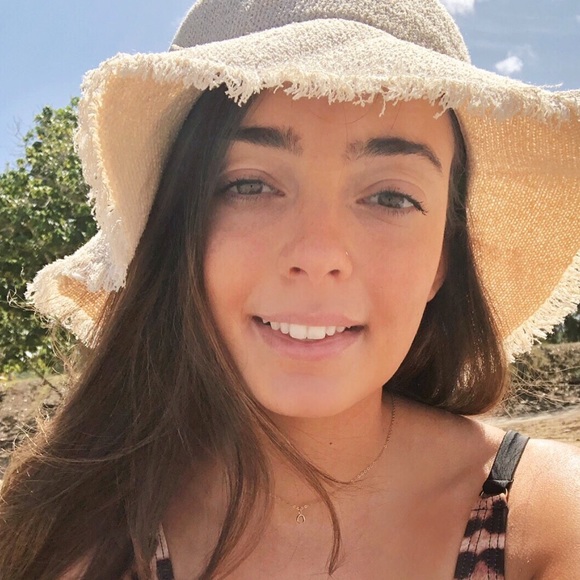 Profile Picture of Danielle Wooton (@wooooton) on Poshmark