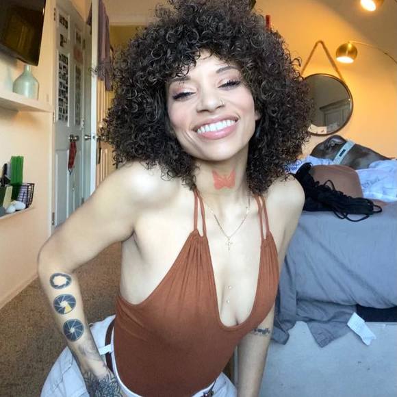 Profile Picture of Charliean Delonge (@charlieannicole) on Poshmark