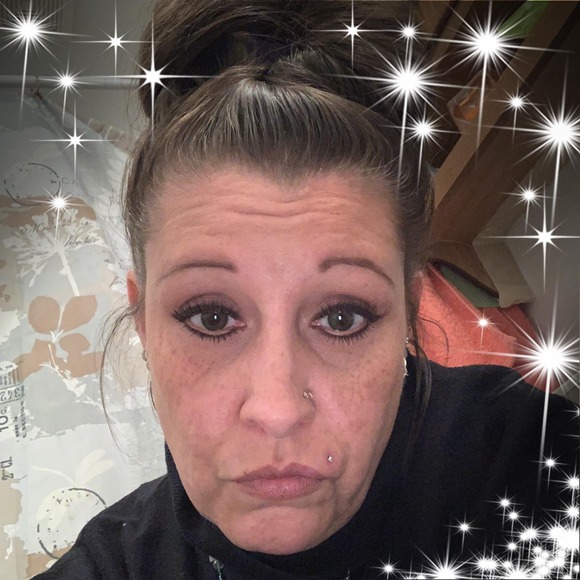 Profile Picture of Hilary Lancaster (@hilary95) on Poshmark