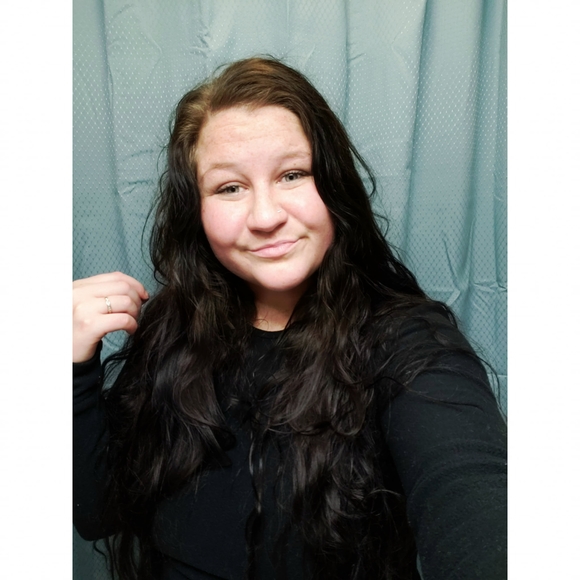 Profile Picture of Elle Swander (@elleswander24) on Poshmark