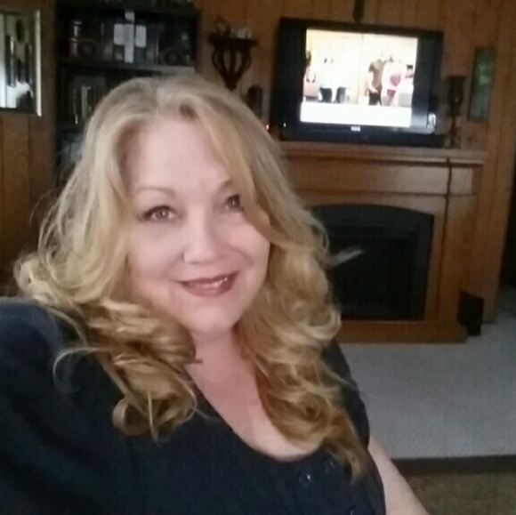 Profile Picture of Victoria Simser (@vickiesimser24) on Poshmark