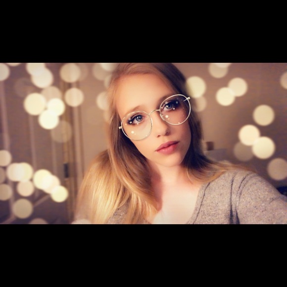 Profile Picture of Dixie Surratt (@dixiephorne) on Poshmark