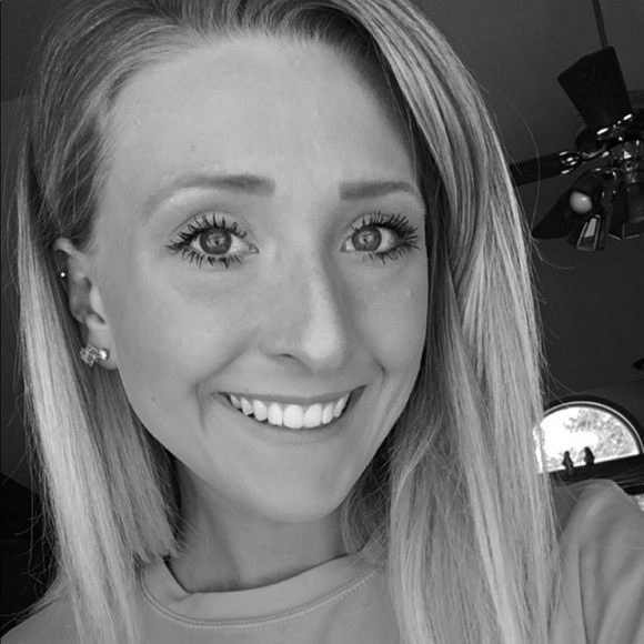 Profile Picture of Katie Vanheel (@katievanheel) on Poshmark