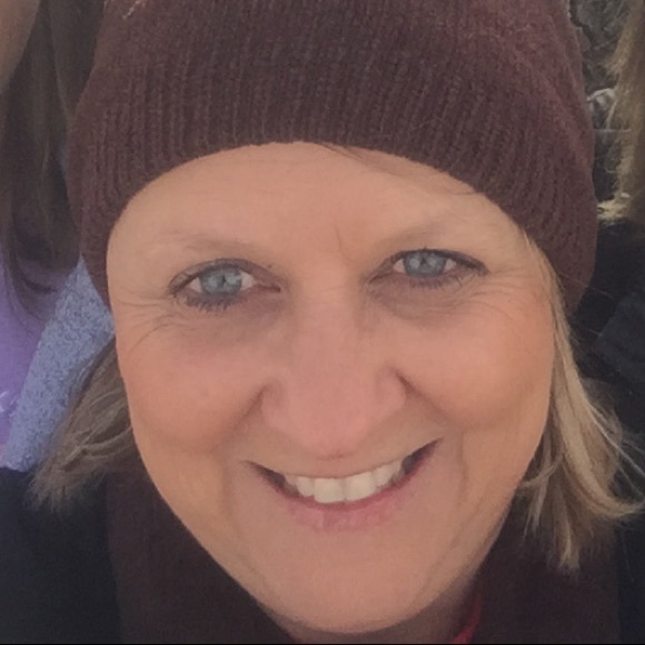 Profile Picture of Crystal Waldrop (@crystalwaldrop) on Poshmark