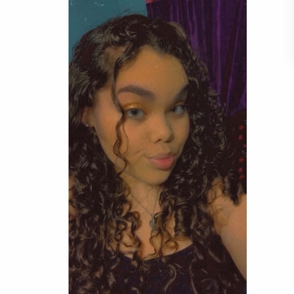 Profile Picture of Mariah Devantier (@mariah_d12) on Poshmark