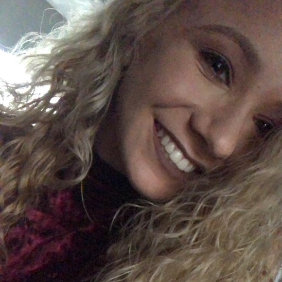 Profile Picture of Layne Karhoff (@13layneee) on Poshmark