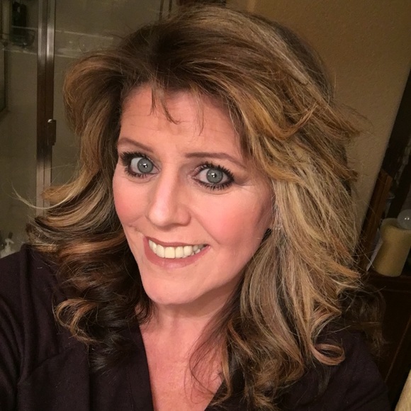 Profile Picture of Lisa Greer (@charliesglama) on Poshmark