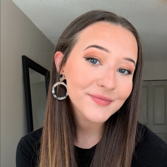 Profile Picture of Kaeley Easey (@kaeleyeasey) on Poshmark