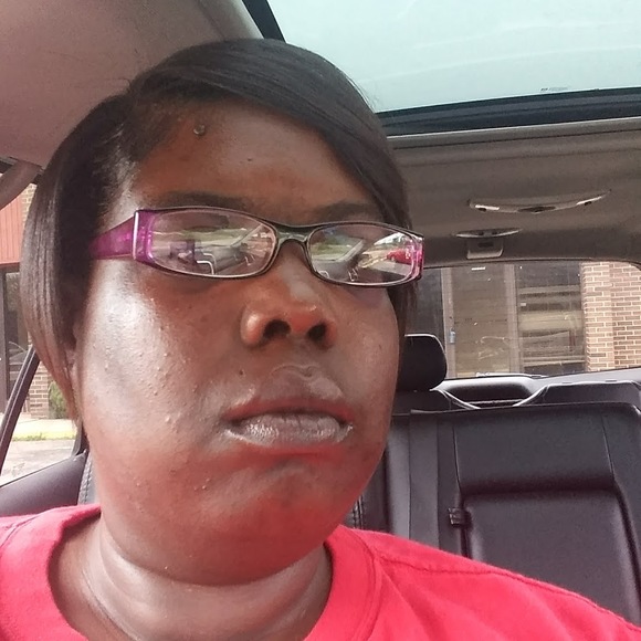 Profile Picture of April Thompson (@aprilthompson99) on Poshmark