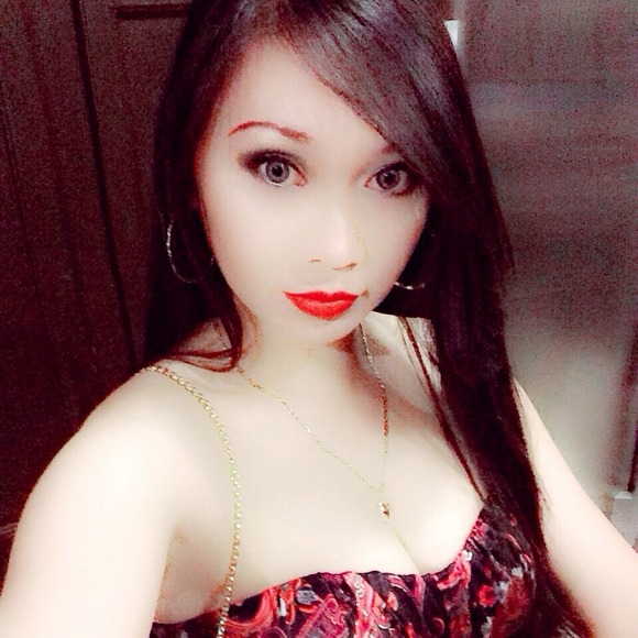 Profile Picture of Melanie Claudio (@hottiemomma) on Poshmark