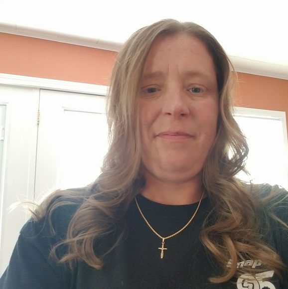 Profile Picture of Tracy Aveyard (@tracyaveyard) on Poshmark