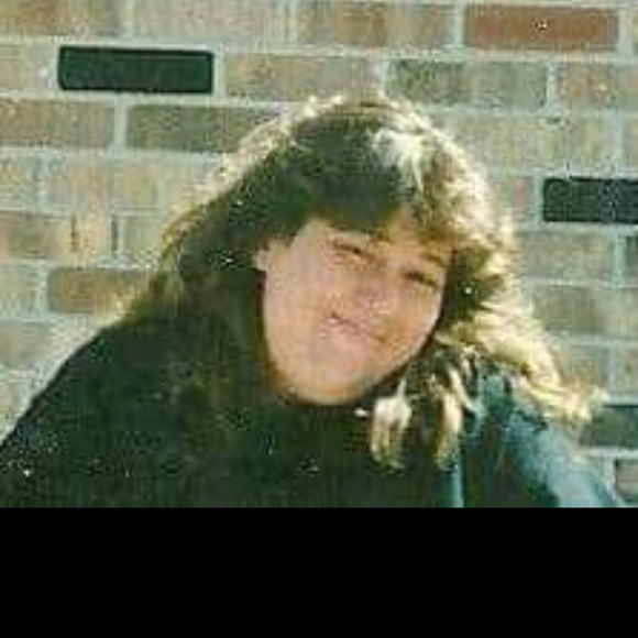 Profile Picture of Lisa Singleton (@singletonlisag) on Poshmark