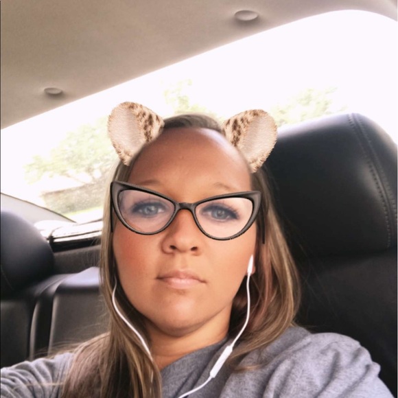 Profile Picture of Cortney Brockette (@cortneydawn1987) on Poshmark